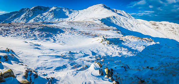 озёрный край бантом выходит из жатого crags winter snow панорама cumbria - panoramic langdale pikes english lake district cumbria стоковые фото и изображения