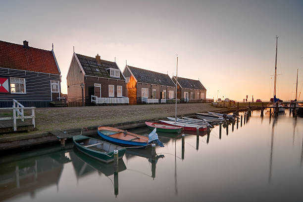 marken isla de port al atardecer - waterland fotografías e imágenes de stock