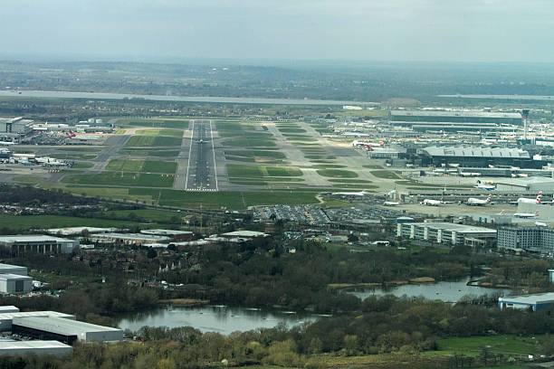 Final Approach Landing at Heathrow heathrow airport stock pictures, royalty-free photos & images