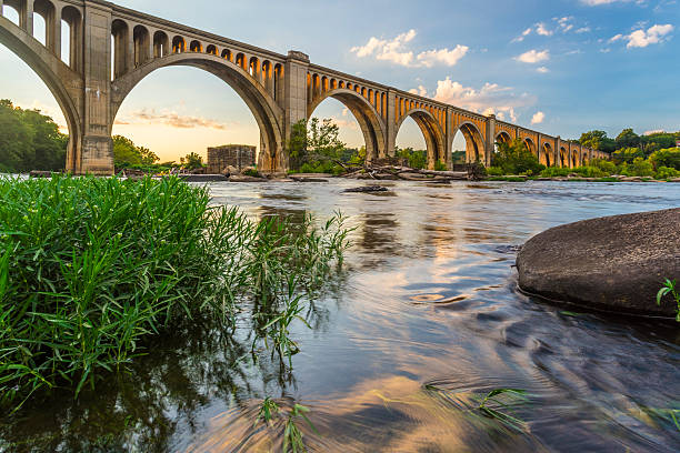 richmond ferrovia ponte sul fiume james - arch bridge immagine foto e immagini stock