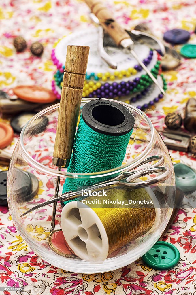 Filo, bottoni e gancetto all'uncinetto e altri strumenti per cucire - Foto stock royalty-free di Abbigliamento