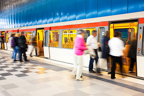 ぼやけた人々への地下鉄 - subway station subway train underground hamburg germany ストックフォトと画像