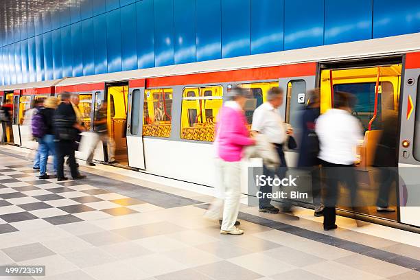 Затуманенное Люди Получение В Поезд Метро — стоковые фотографии и другие картинки Железнодорожная станция - Железнодорожная станция, Поезд, Люди