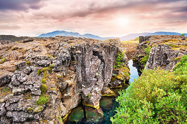 절벽과 심홍색 균열 (fissure) 에서 팅벨리르 국립 공원, 아이슬란드 - deep creek area 뉴스 사진 이미지