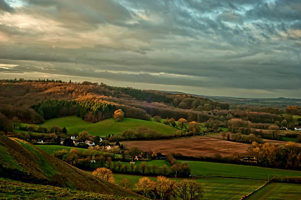 sunrise -クレイヒル warminster - non urban scene england rural scene hill range ストックフォトと画像