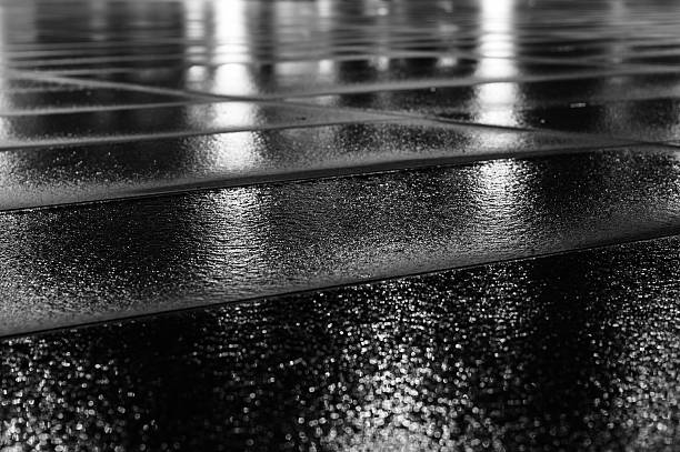 goudronnage dalles de pluie après la pluie - night wet road street photos et images de collection