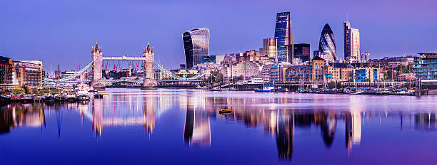 tower bridge reflection темзу и лондон сити skyline - tower bridge london england panoramic bridge стоковые фото и изображения