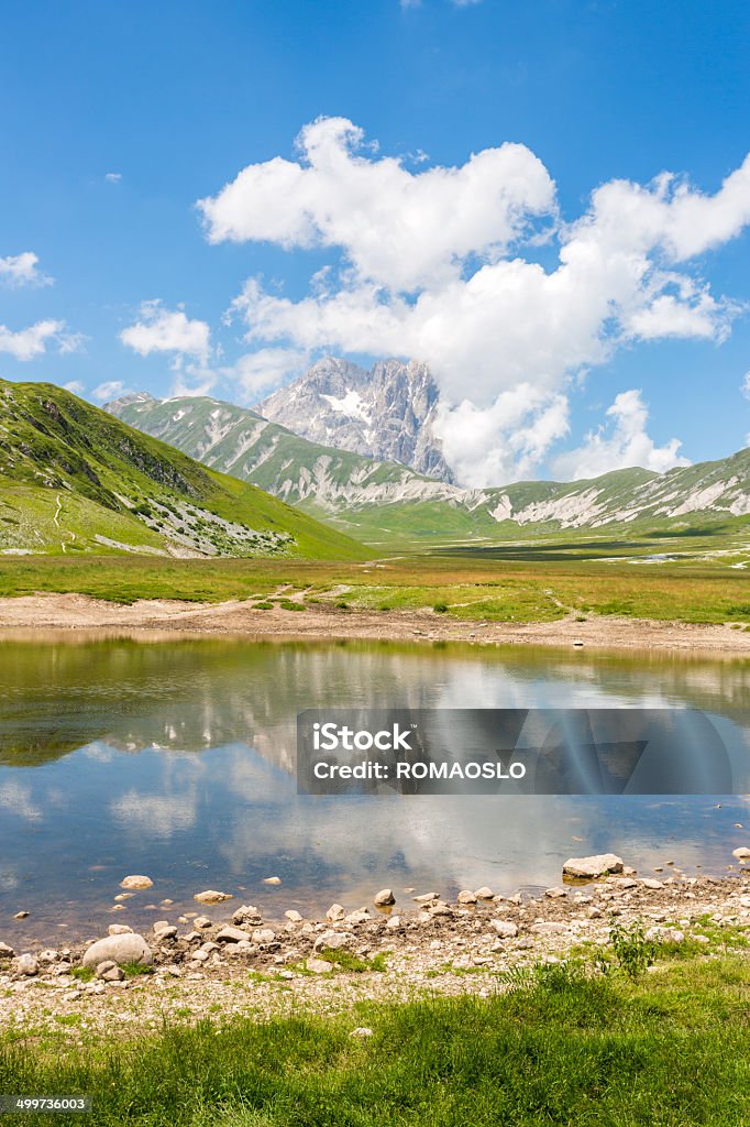 Mountain lake i Corno Grande-Campo Imperatore, Abruzja Włochy - Zbiór zdjęć royalty-free (Campo Imperatore)