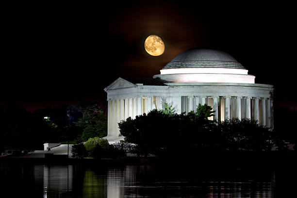 istock Moonrise over the Jefferson Memorial 499737199