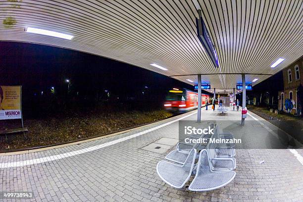 Arrivare In Treno Alla Stazione Ferroviaria Di Primo Mattino - Fotografie stock e altre immagini di Ambientazione esterna