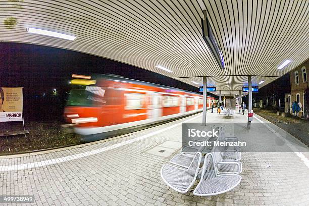 Trem Chegando À Estação De Comboios No Início Da Manhã - Fotografias de stock e mais imagens de Alemanha