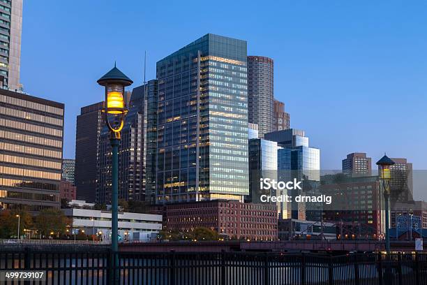 Skyline Di Boston Con Lanterne Di Luce Il Modo - Fotografie stock e altre immagini di Acqua - Acqua, Ambientazione esterna, Architettura