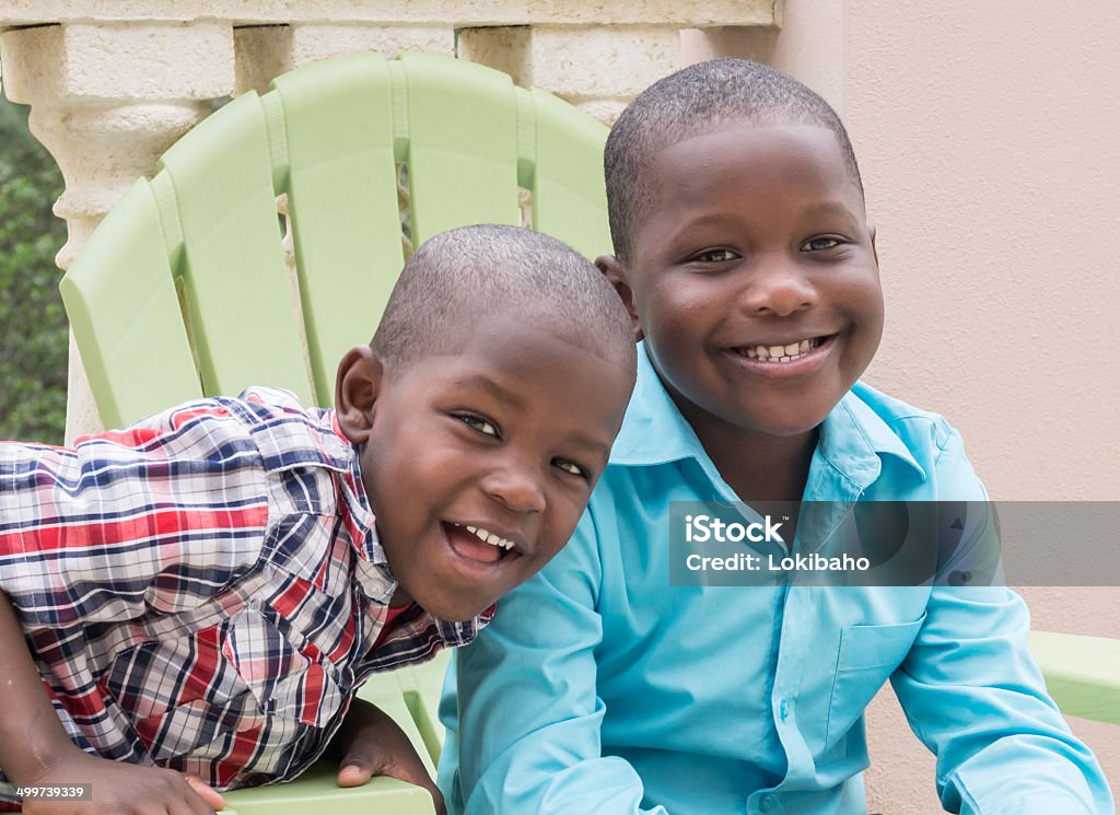 Zwei Jungen Brüder Lächeln - Lizenzfrei Photobombing Stock-Foto