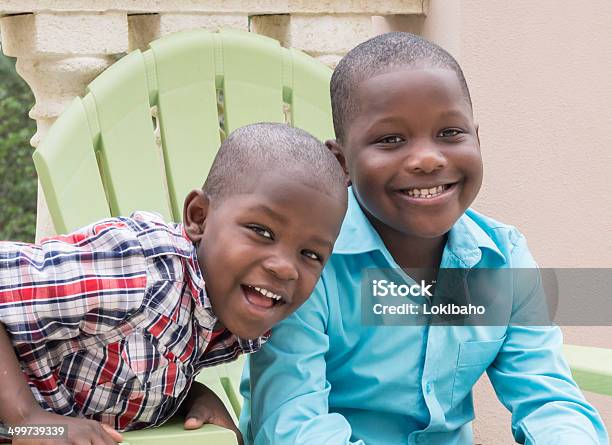 Zwei Jungen Brüder Lächeln Stockfoto und mehr Bilder von Photobombing - Photobombing, Blick in die Kamera, Bruder