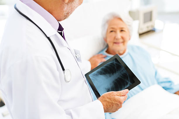 medico con raggi x su tablet computer consolare paziente in hospit - rib cage people x ray image x ray foto e immagini stock