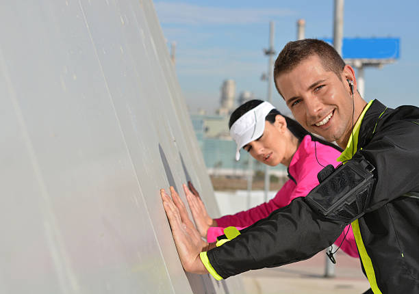 casal praticar a correr na cidade - running jogging women marathon imagens e fotografias de stock