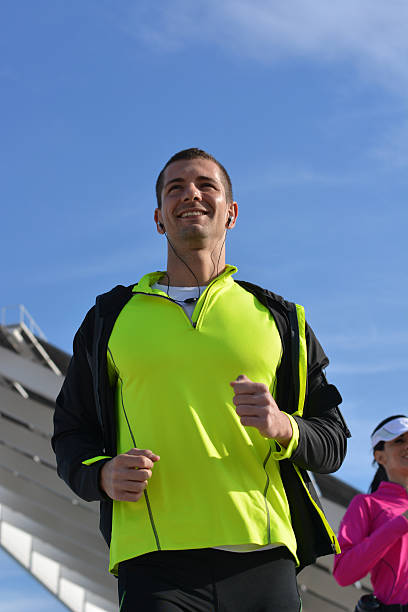 casal praticando corrida na cidade - running jogging women marathon - fotografias e filmes do acervo