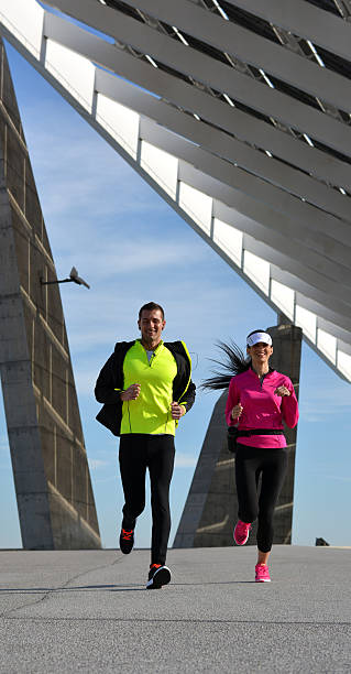 casal praticar a correr na cidade - running jogging women marathon imagens e fotografias de stock