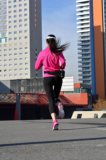 practicar mujer corriendo en la ciudad - running jogging women marathon fotografías e imágenes de stock