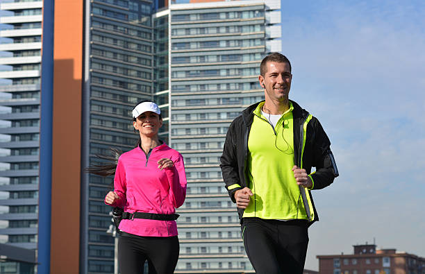 casal praticar a correr na cidade - running jogging women marathon imagens e fotografias de stock