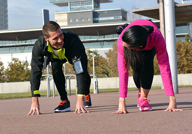 casal praticando corrida na cidade - running jogging women marathon - fotografias e filmes do acervo