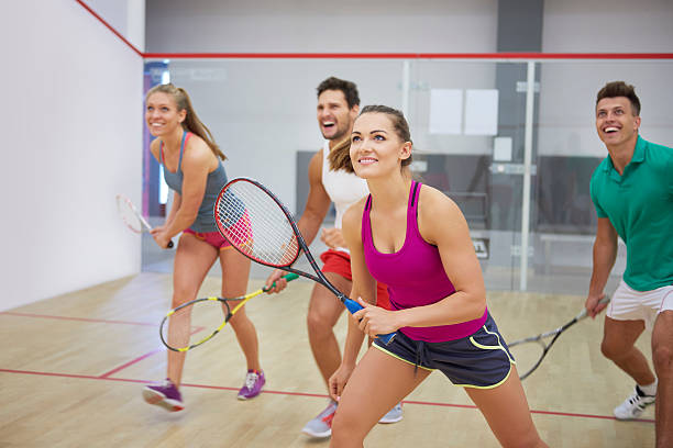 carinhoso amigos durante o jogo de squash - squash racket sport court - fotografias e filmes do acervo
