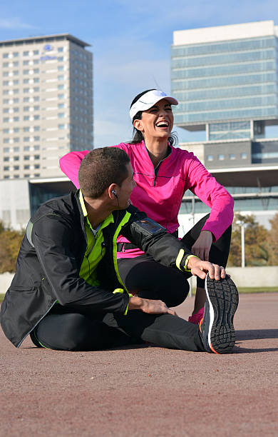 casal praticar a correr na cidade - running jogging women marathon imagens e fotografias de stock