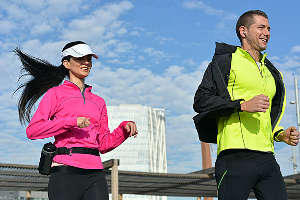 pareja practicar corriendo en la ciudad - running jogging women marathon fotografías e imágenes de stock