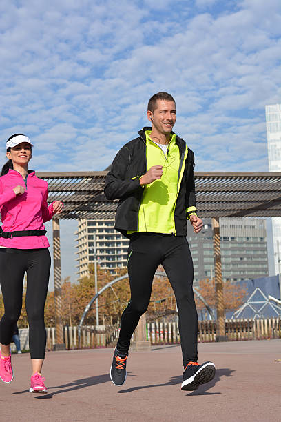 pareja practicar corriendo en la ciudad - running jogging women marathon fotografías e imágenes de stock