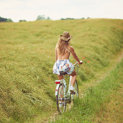 Shot of a young woman cycling through the countrysidehttp://195.154.178.81/DATA/i_collage/pi/shoots/806052.jpg