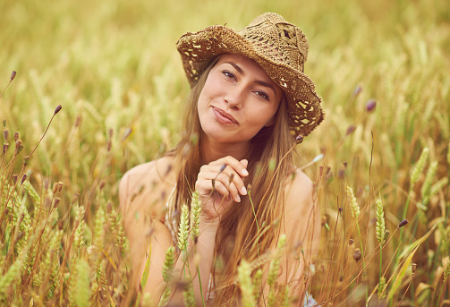 Cropped shot of a young woman in a wheat fieldhttp://195.154.178.81/DATA/i_collage/pi/shoots/806052.jpg