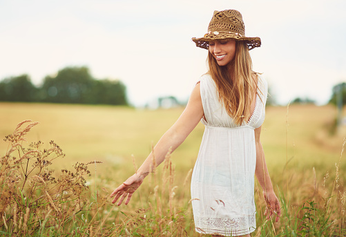 Cropped shot of a young woman in a wheat fieldhttp://195.154.178.81/DATA/i_collage/pi/shoots/806052.jpg