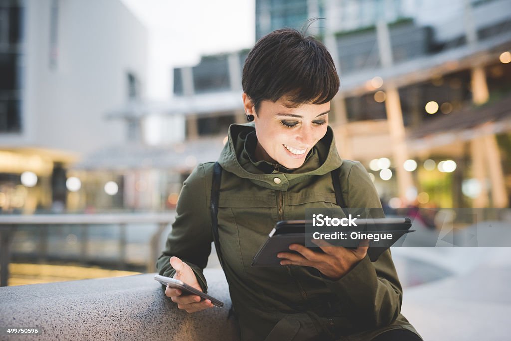Atractivo joven caucásica marrón mujer con pelo recto smartph - Foto de stock de Estilos de vida libre de derechos