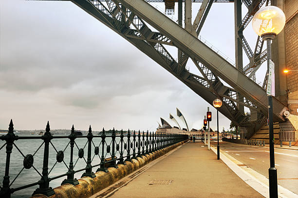 sydney harbour bridge e opera house, walkpath - sydney opera house sydney australia opera house bridge foto e immagini stock