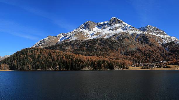 hermoso paisaje cerca de sankt moritz, alpes suizos - st moritz engadine landscape village fotografías e imágenes de stock