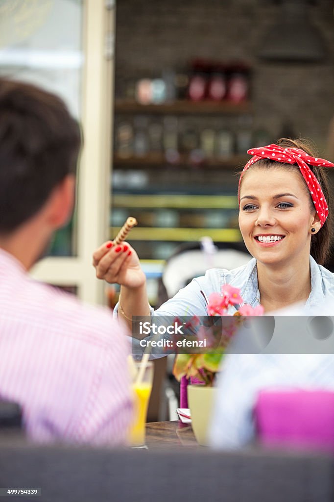 Giovane donna mangiare gelato - Foto stock royalty-free di Abbigliamento casual