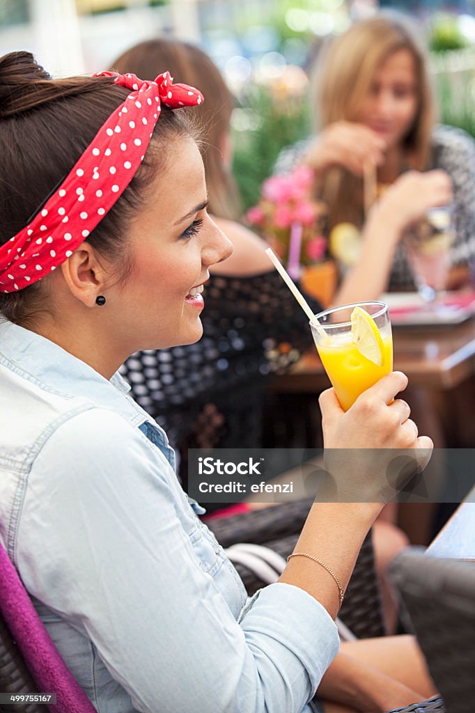 Heureuse jeune femme buvant le jus d'Orange - Photo de Activités de week-end libre de droits