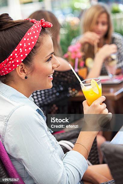 Photo libre de droit de Heureuse Jeune Femme Buvant Le Jus Dorange banque d'images et plus d'images libres de droit de Activités de week-end - Activités de week-end, Adulte, Aliments et boissons