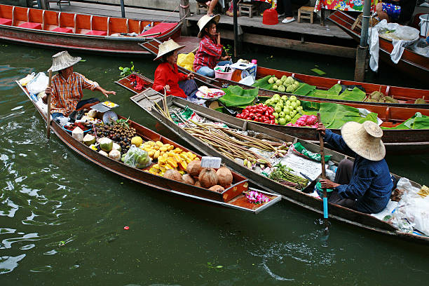 marché flottant de damnoen saduak, thaïlande - damnoen saduak floating market photos et images de collection