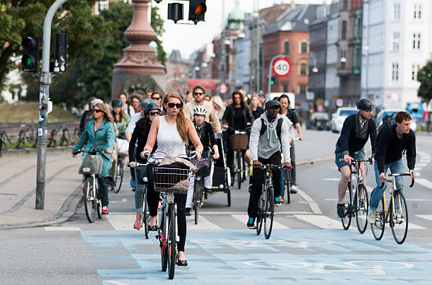 Ora di punta a Copenaghen.  Biciclette in attesa all'incrocio. - foto stock