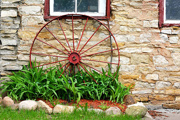 old kutschenrad vor dem stone barn entfernt - iron sheik stock-fotos und bilder