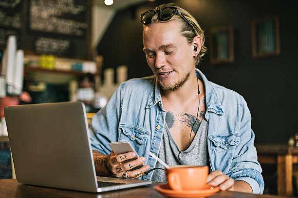 istock Sending a message to meet up in the cafeteria 499768882