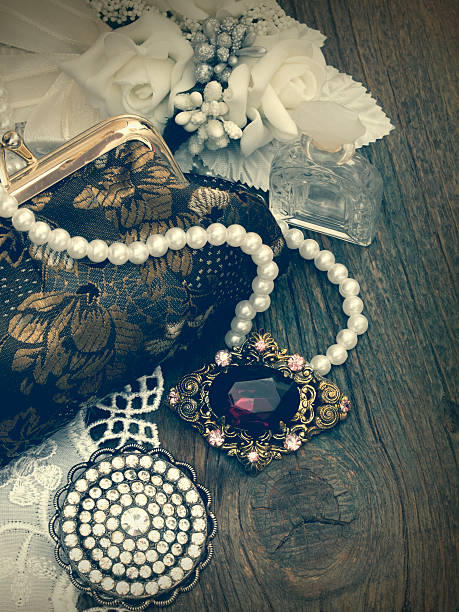 vintage mujer accesorios - brooch gold jewelry old fashioned fotografías e imágenes de stock