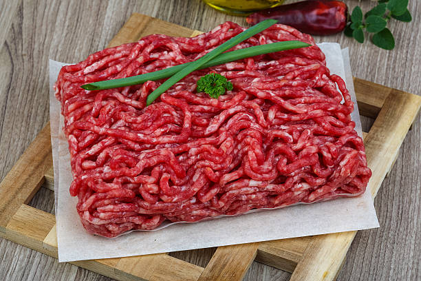 измельченный мяса говядины - veal raw meat pink стоковые фото и изображения