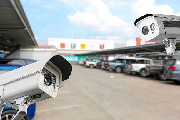 cctv камеры на парковка магазин. - blue security system security staff land vehicle стоковые фото и изображения