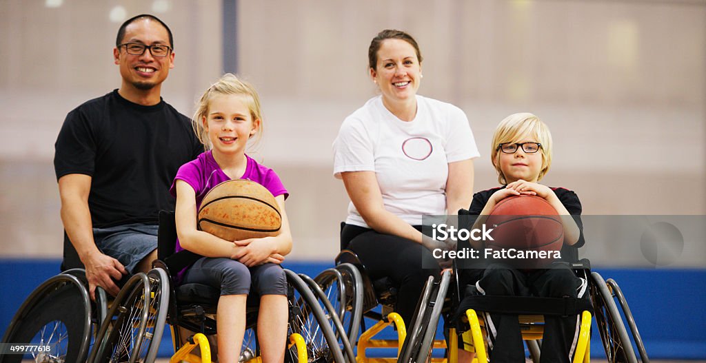 Autocar et les étudiants assis dans leur vie en fauteuil roulant - Photo de Basket-ball libre de droits