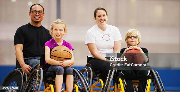 Photo libre de droit de Autocar Et Les Étudiants Assis Dans Leur Vie En Fauteuil Roulant banque d'images et plus d'images libres de droit de Basket-ball