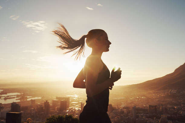 lauf mit der sonne - joggen stock-fotos und bilder