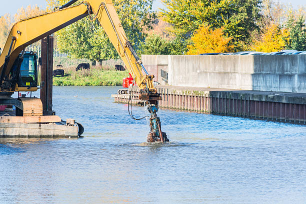 industriell genutztes schiff mit excavator - industrial ship earth mover barge yellow stock-fotos und bilder