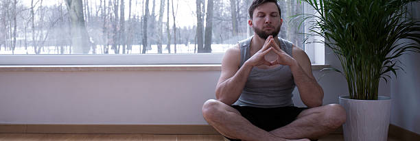 de pernas cruzadas meditating homem - men yoga meditating cross legged - fotografias e filmes do acervo